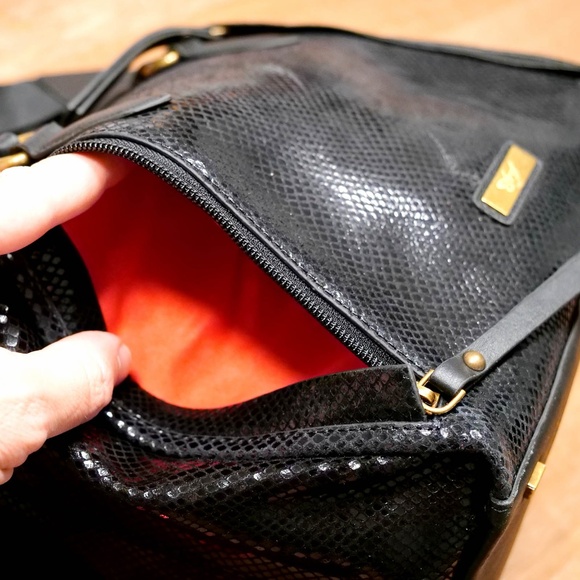 Sharif 1827 Black Crossbody Bag with Lion Head Detail, with Pink Cardholder - Picture 7 of 15